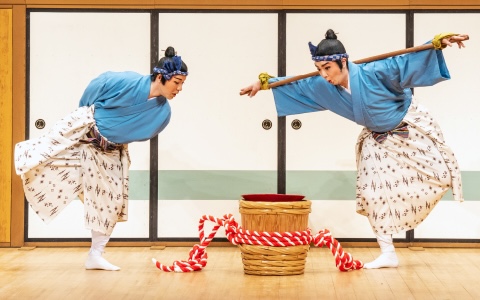 兩位表演者表演話劇